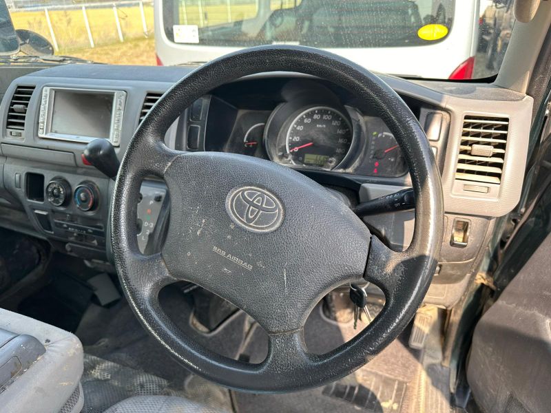  25981  TOYOTA HIACE  2004  