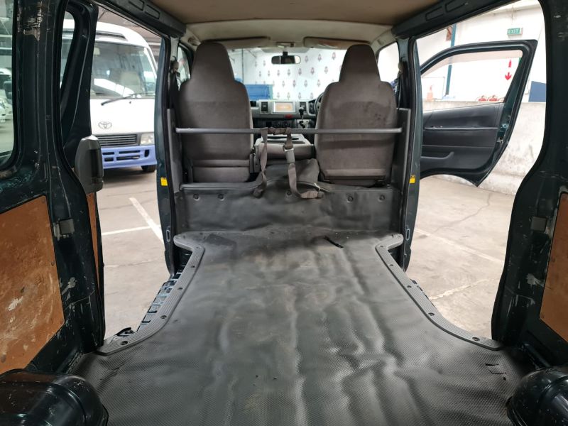  25981  TOYOTA HIACE  2004  