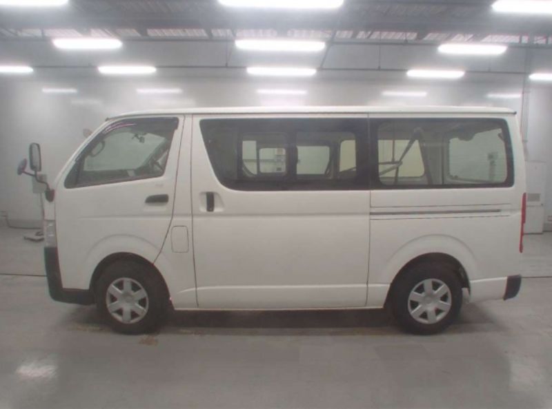  26181  TOYOTA HIACE  2016  