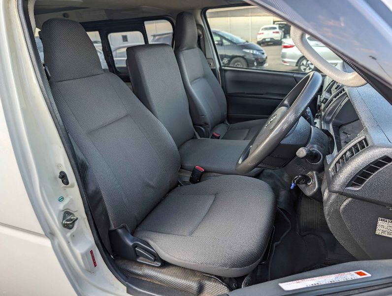  26360  TOYOTA HIACE  2015  
