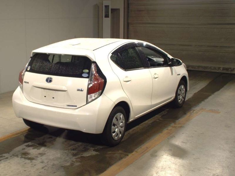  26385  TOYOTA AQUA  2016  
