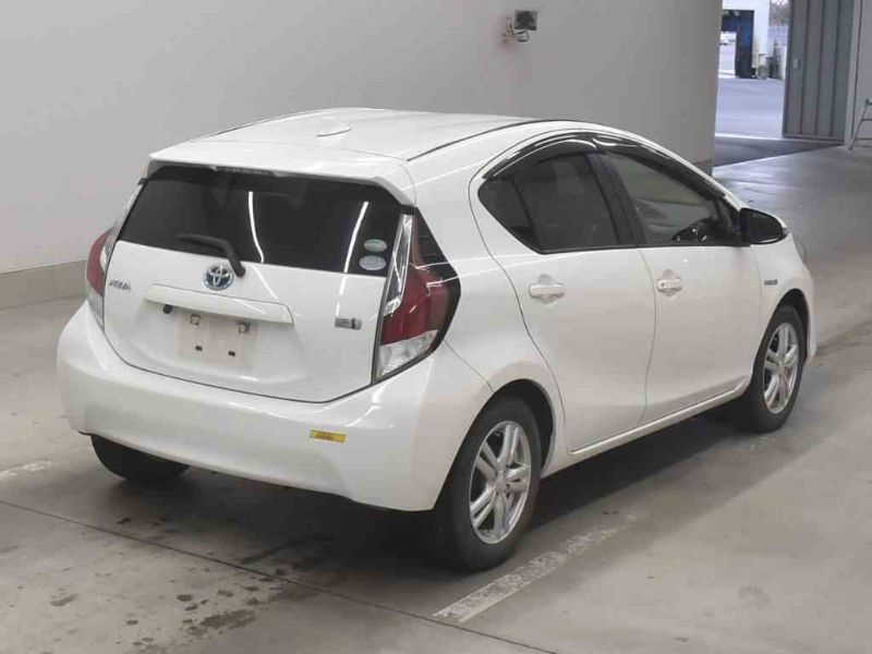  26456  TOYOTA AQUA  2016  
