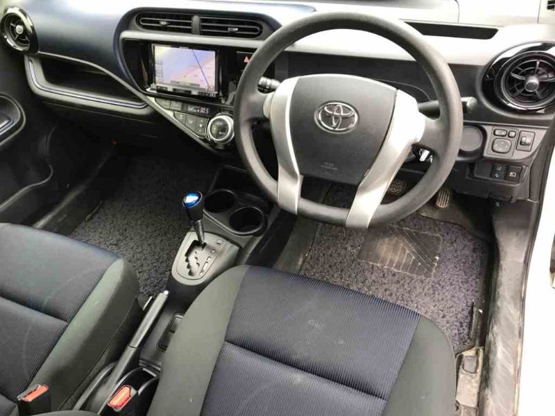  26456  TOYOTA AQUA  2016  