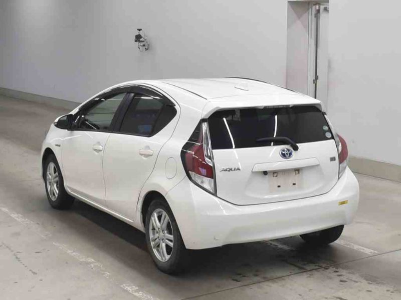  26456  TOYOTA AQUA  2016  
