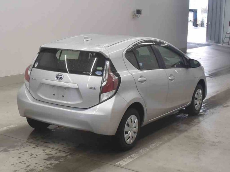  26458  TOYOTA AQUA  2017  