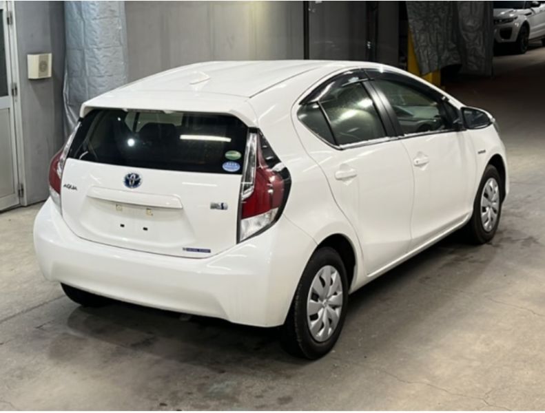  26506  TOYOTA AQUA  2016  