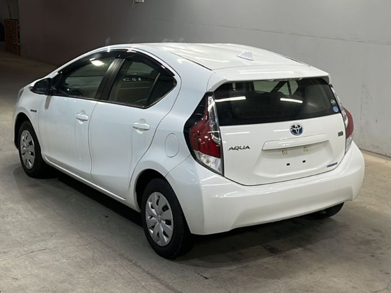  26506  TOYOTA AQUA  2016  