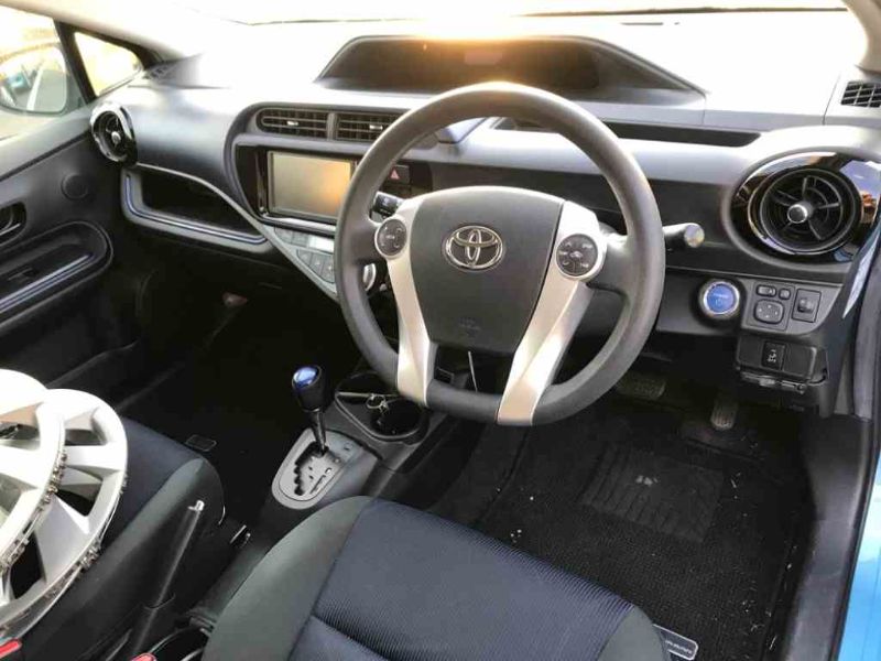  26518  TOYOTA AQUA  2015  
