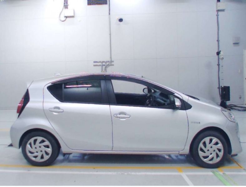  26538  TOYOTA AQUA  2014  