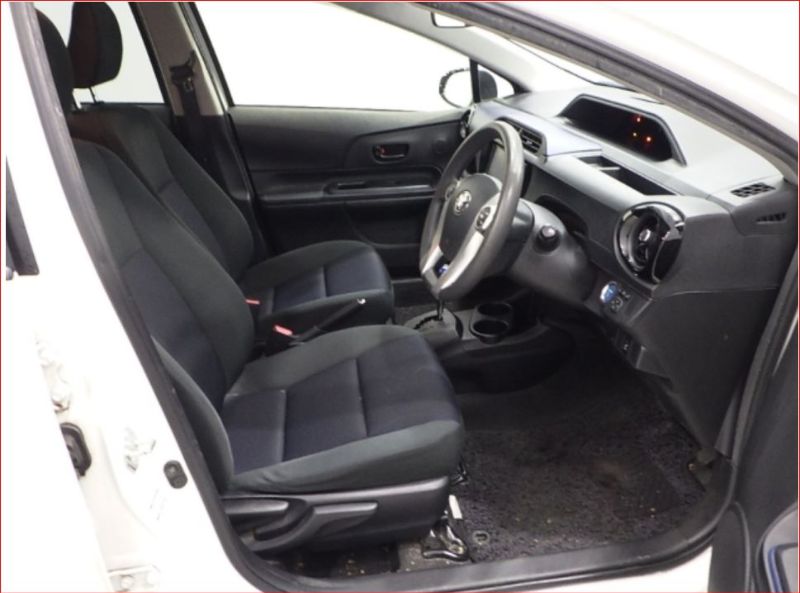  26835  TOYOTA AQUA  2015  