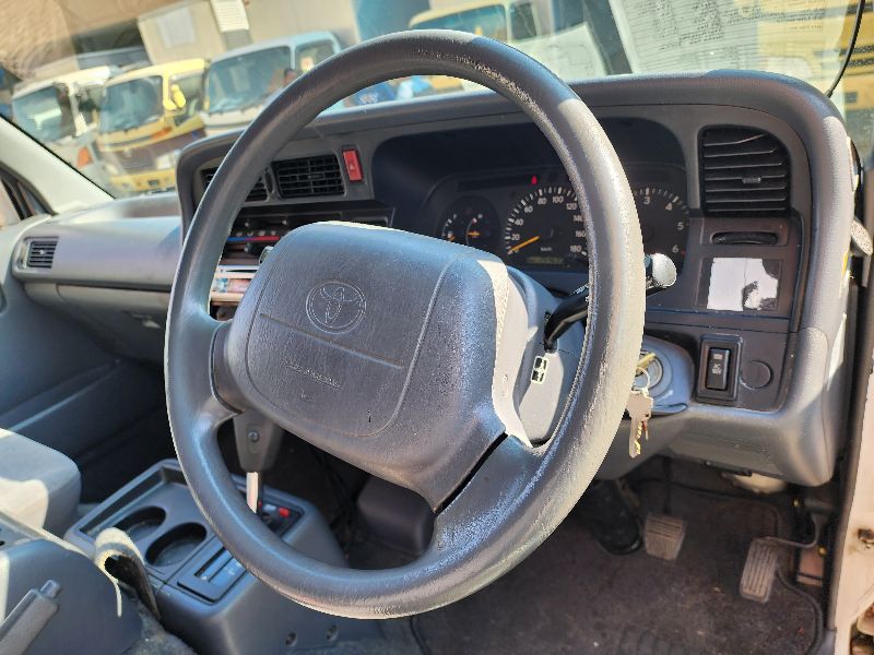  26846  TOYOTA HIACE  2000  