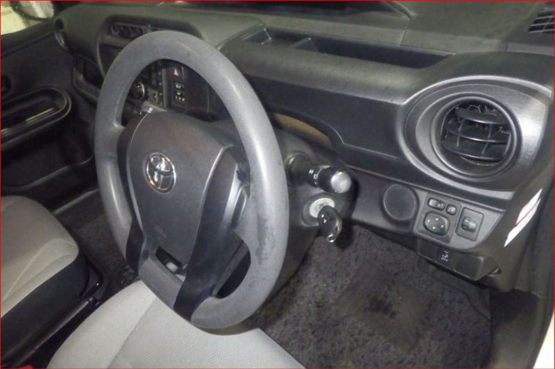  26940  TOYOTA AQUA  2015  