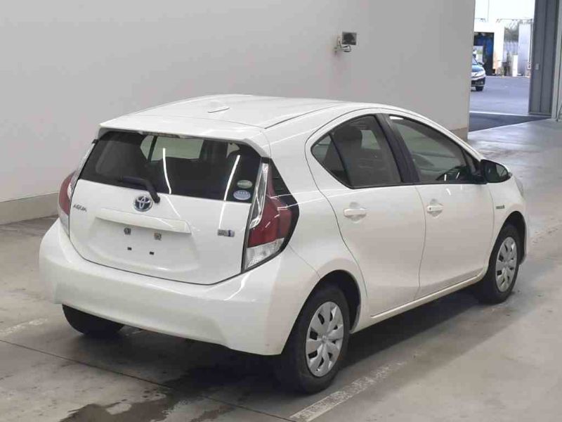 27024  TOYOTA AQUA  2017  