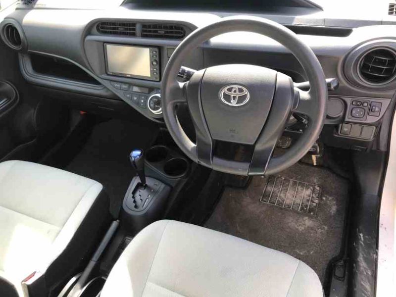  27024  TOYOTA AQUA  2017  