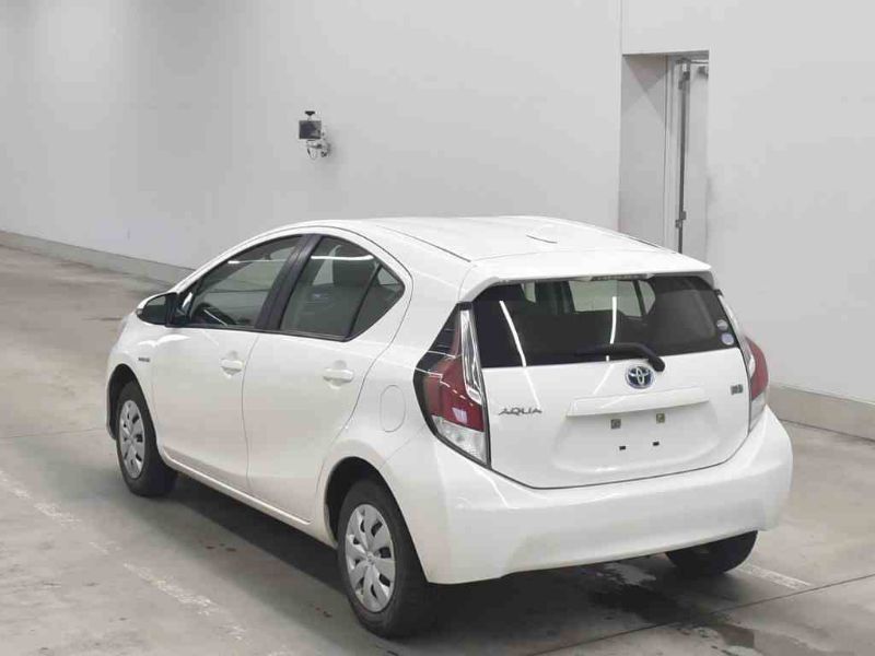  27024  TOYOTA AQUA  2017  