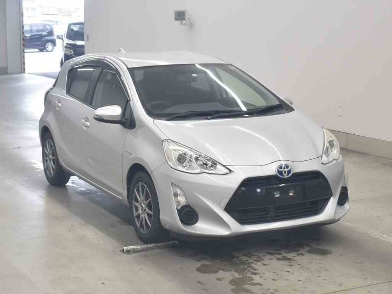27057 TOYOTA AQUA 2015