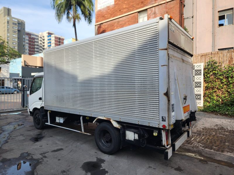  27353  HINO DUTRO  2001  