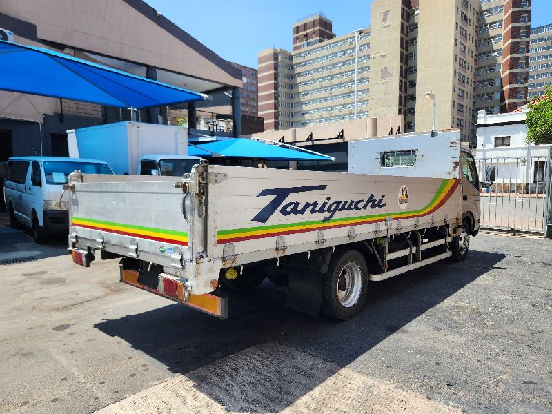  27589  HINO DUTRO  2002  