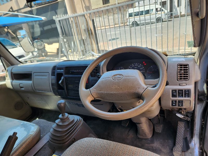  27589  HINO DUTRO  2002  