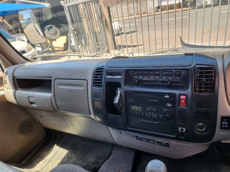  27589  HINO DUTRO  2002  