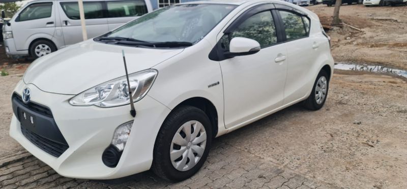 27786  TOYOTA AQUA  2015  