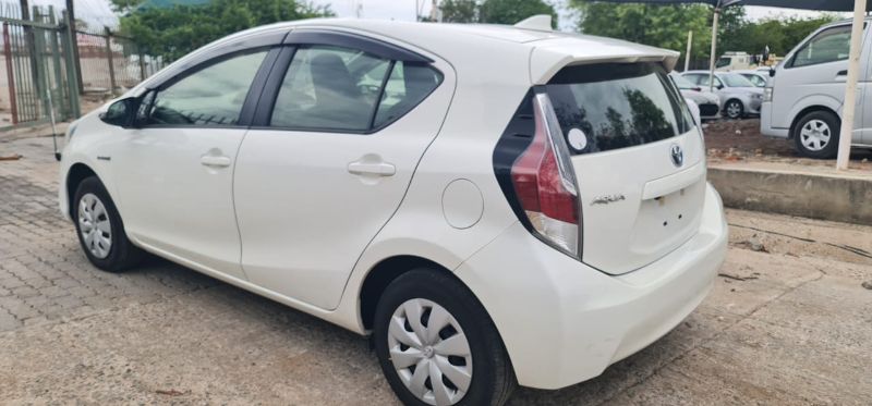  27786  TOYOTA AQUA  2015  