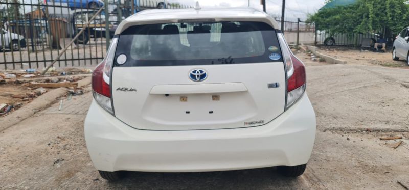  27786  TOYOTA AQUA  2015  