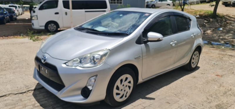  27888  TOYOTA AQUA  2015  