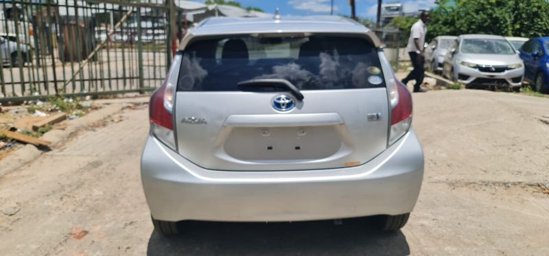  27888  TOYOTA AQUA  2015  