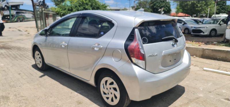  27888  TOYOTA AQUA  2015  