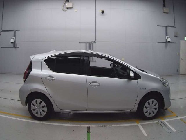  27901  TOYOTA AQUA  2015  