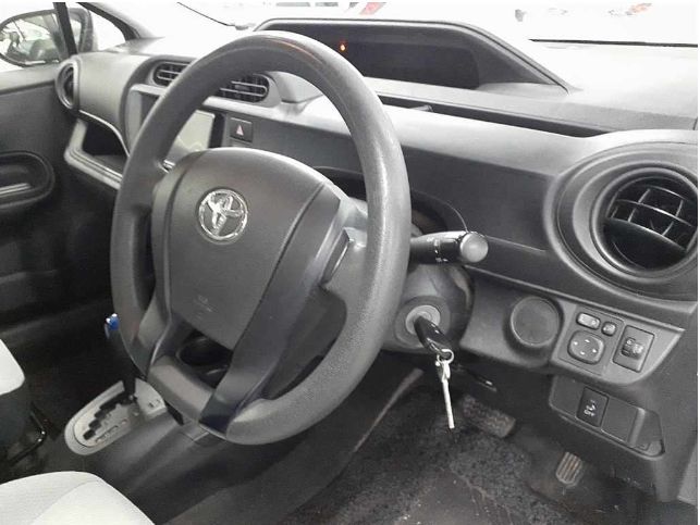  27901  TOYOTA AQUA  2015  