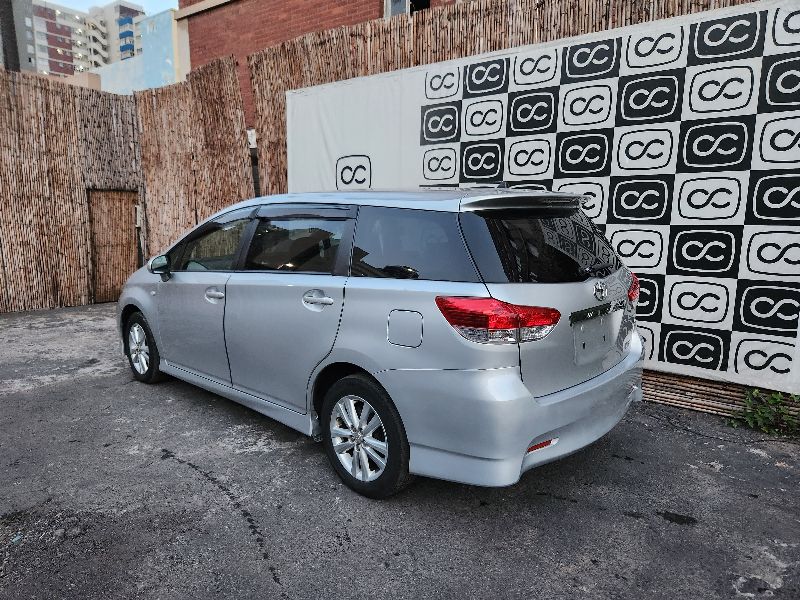  27945  TOYOTA WISH  2010  