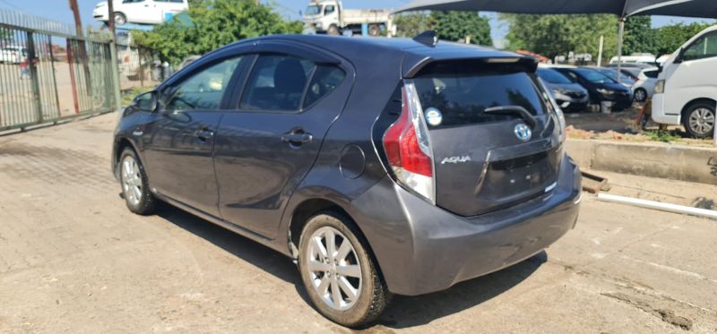 28078  TOYOTA AQUA  2015  
