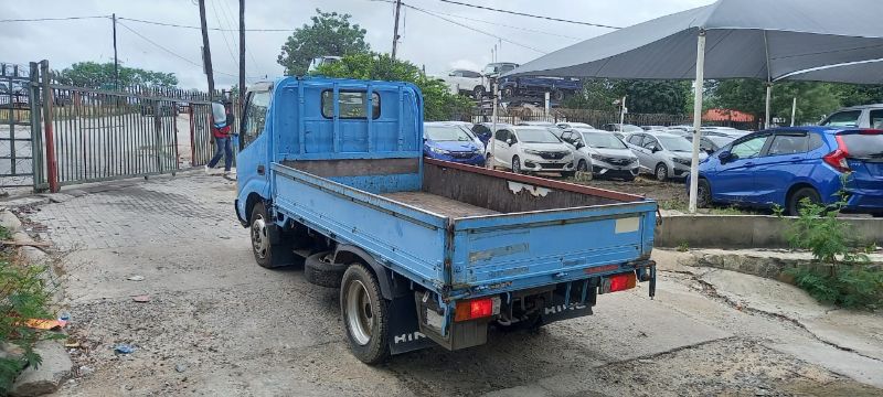  28104  HINO DUTRO  2004  