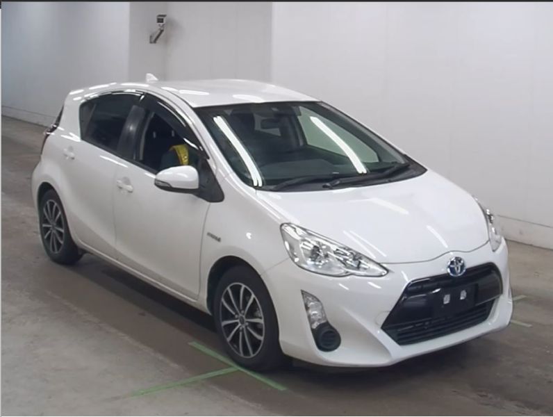  28105  TOYOTA AQUA  2016 