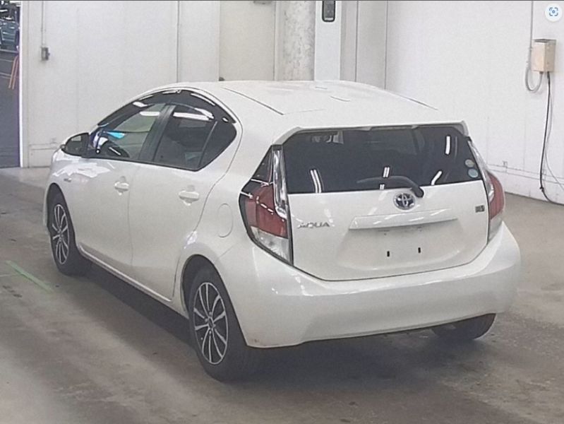  28105  TOYOTA AQUA  2016  