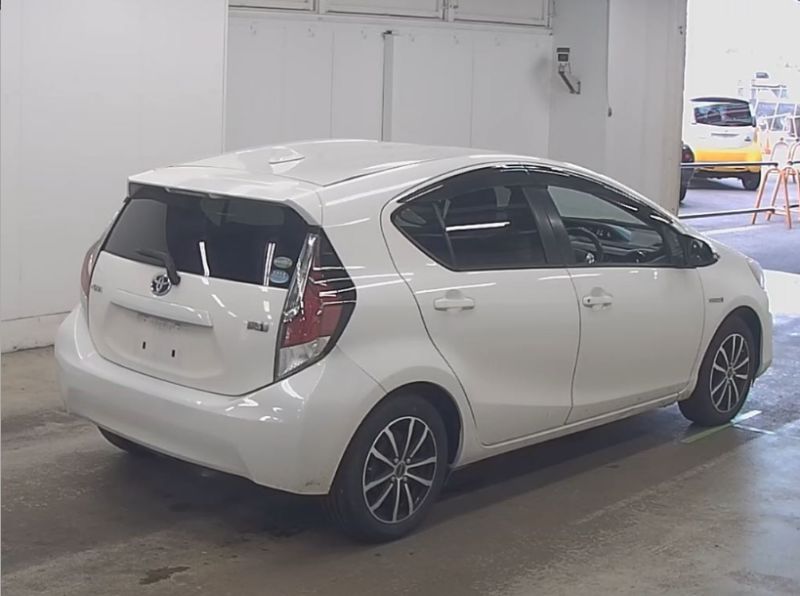  28105  TOYOTA AQUA  2016  