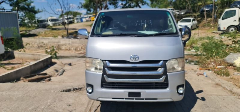  28115  TOYOTA HIACE  2015  