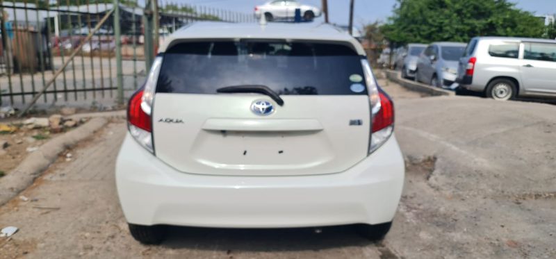  28245  TOYOTA AQUA  2016  