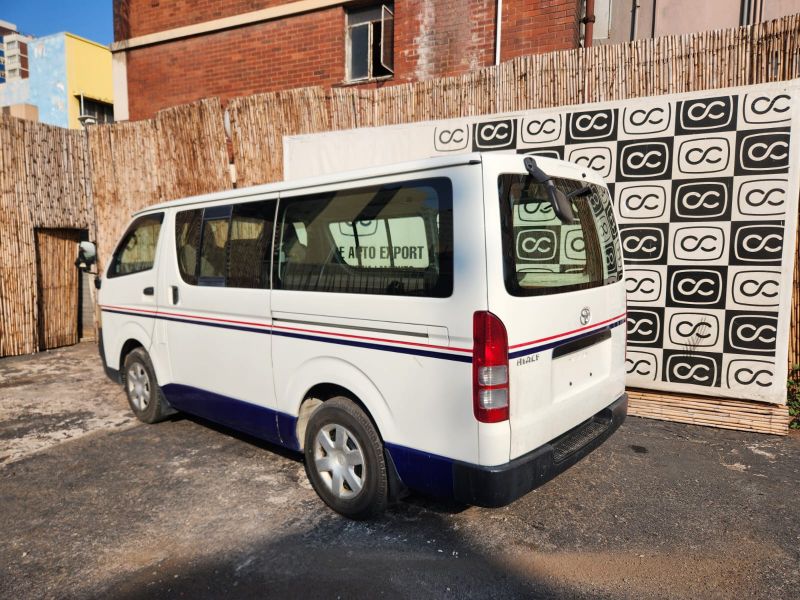 28326  TOYOTA HIACE  2005