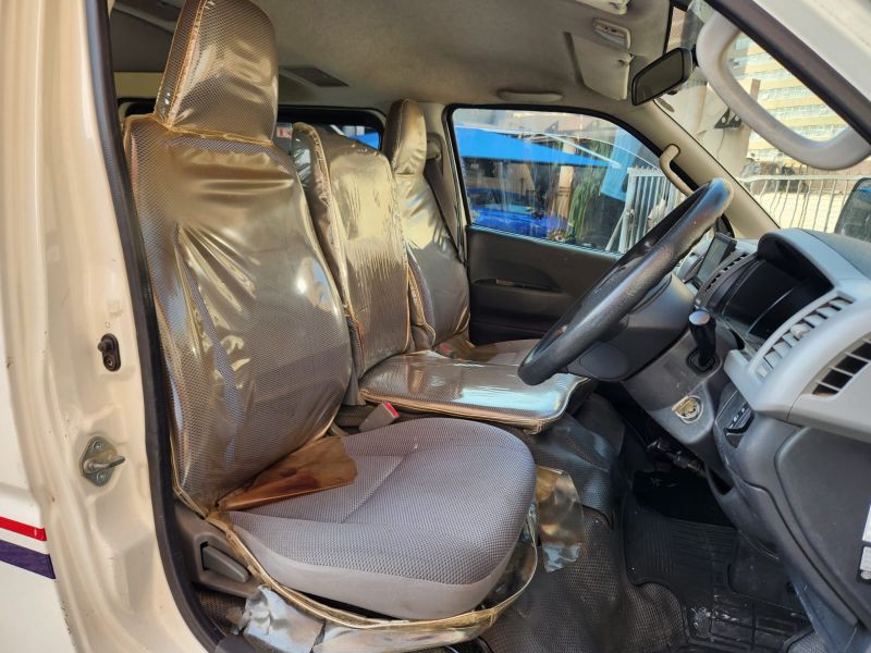 28326  TOYOTA HIACE  2005