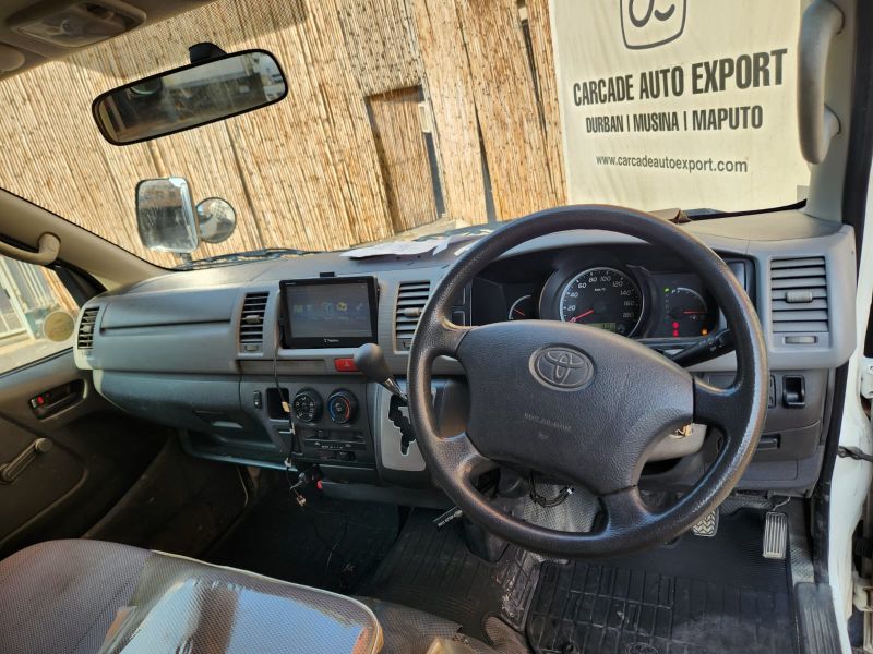 28326  TOYOTA HIACE  2005