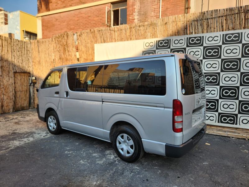  28480  TOYOTA HIACE  2005  