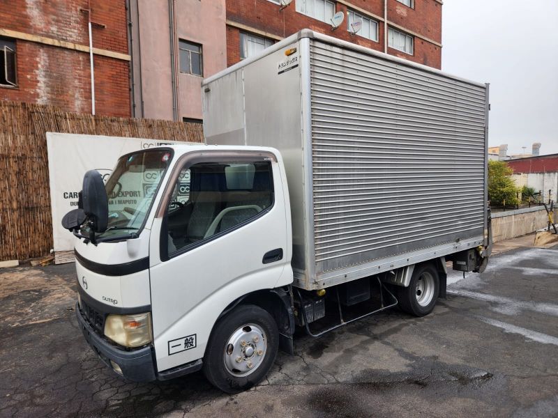  28573  HINO DUTRO  2004  