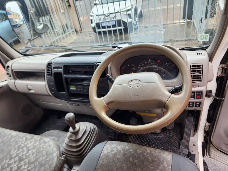  28573  HINO DUTRO  2004  