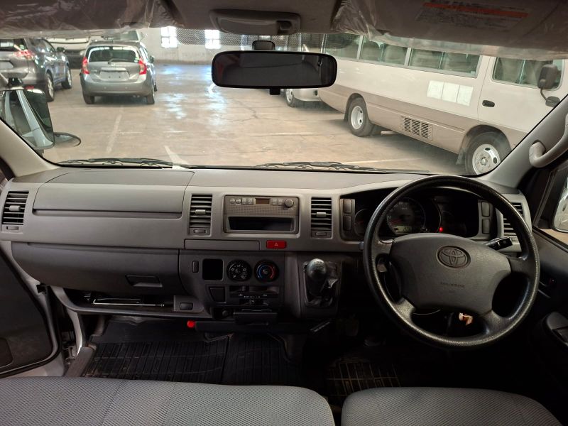  28669  TOYOTA HIACE  2005  