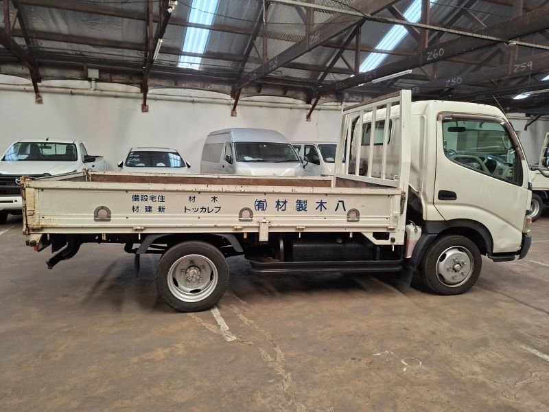  28671  HINO DUTRO  2004  