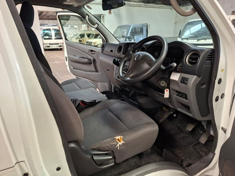  28757  NISSAN CARAVAN  2017  