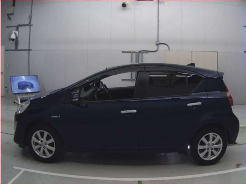  28769  TOYOTA AQUA  2016  